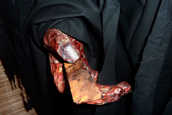 halloween-ruttotohtorin kädessä ruosteinen mattopuukko